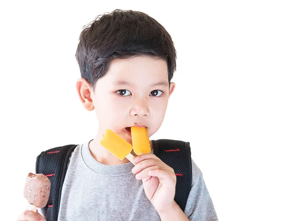 白い背景に分離されたアイスクリームを食べる少年 — ストック写真