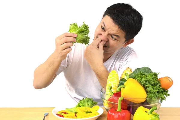 Asiatische Mann Zeigt Abneigung Ausdruck Von Frischem Buntem Gemüse Isoliert — Stockfoto