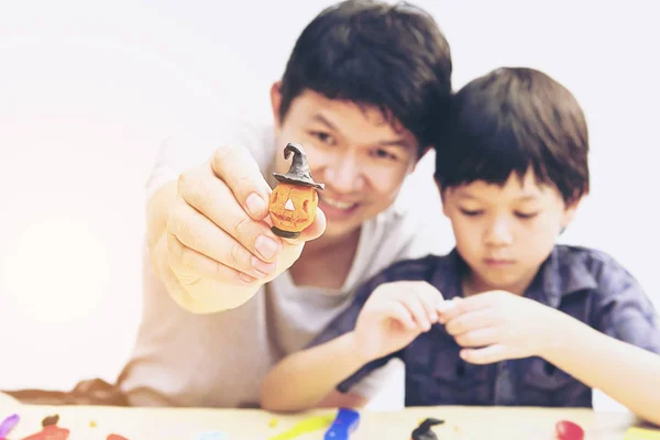 アジアの父の息子とハロウィーン粘土を再生 — ストック写真