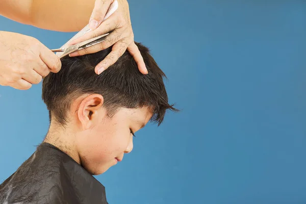 Menino Cortado Seu Cabelo Por Cabeleireiro — Fotografia de Stock