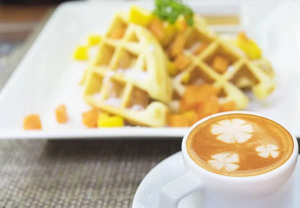 Renkli Waffle Sıcak Kahve Ahşap Masanın Üzerinde Yatan — Stok fotoğraf