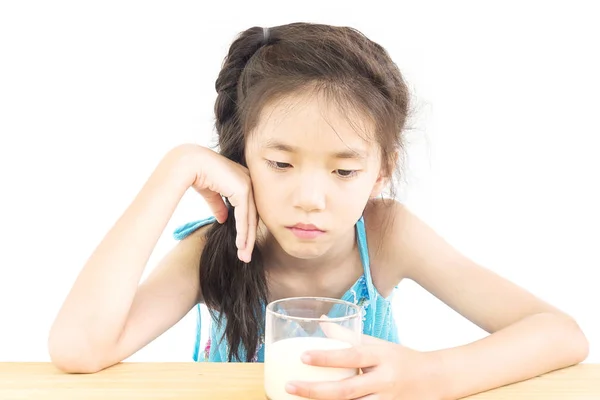 アジアの女の子は 白い背景上ミルク式を飲むの嫌いなものを見せています — ストック写真