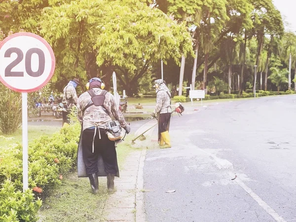 Hombre Trabajo Usando Máquina Cortadora Césped Cerca Carretera — Foto de Stock