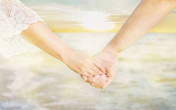 Asiático Casal Está Segurando Mão Perto Mar Com Sol Quente — Fotografia de Stock