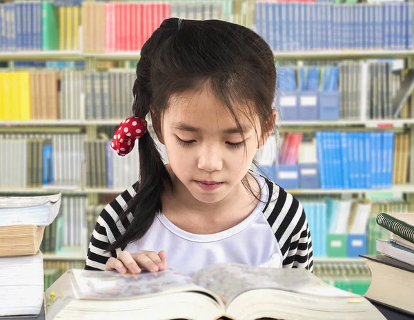 Asiatique Fille Est Lecture Livre Dans Une Bibliothèque — Photo