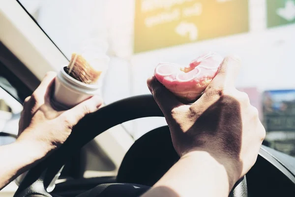 Человек Ест Пончики Картофельные Чипсы Время Вождения Автомобиля Многозадачная Небезопасная — стоковое фото