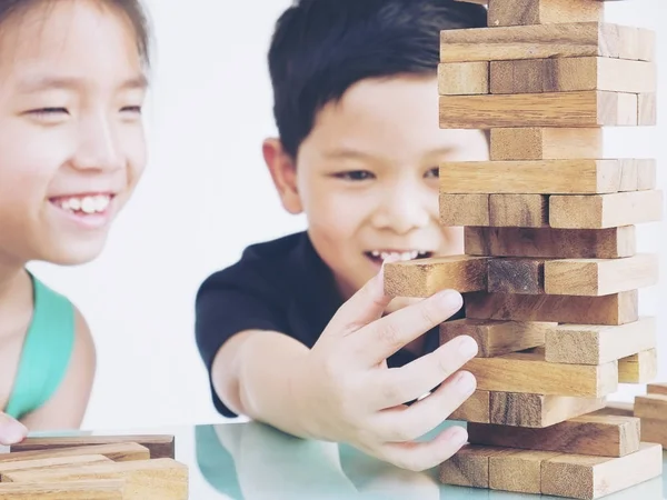 Los Niños Están Jugando Juego Madera Bloques Torre Para Practicar — Foto de Stock