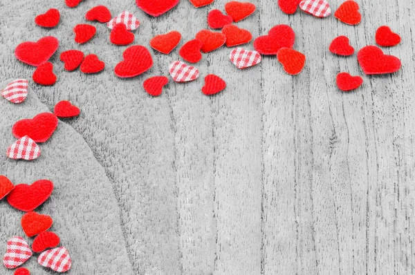 Tek Renkli Ahşap Arka Plan Üzerinde Küçük Kırmızı Kalpler — Stok fotoğraf