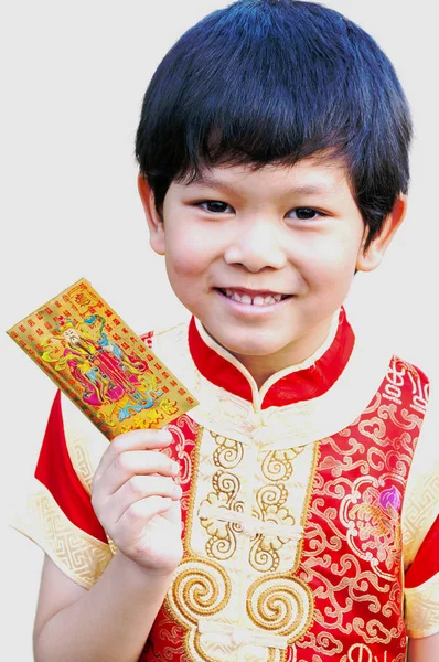 Pojken Lyckligt Visar Sitt Kuvert Med Pengar Gåva Kinesiska Nyåret — Stockfoto
