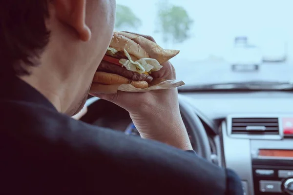 Hombre Conduciendo Coche Mientras Come Hamburguesa —  Fotos de Stock