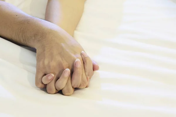 Hombre Sosteniendo Mano Mujer Cama Blanca Pareja Concepto Sexual — Foto de Stock