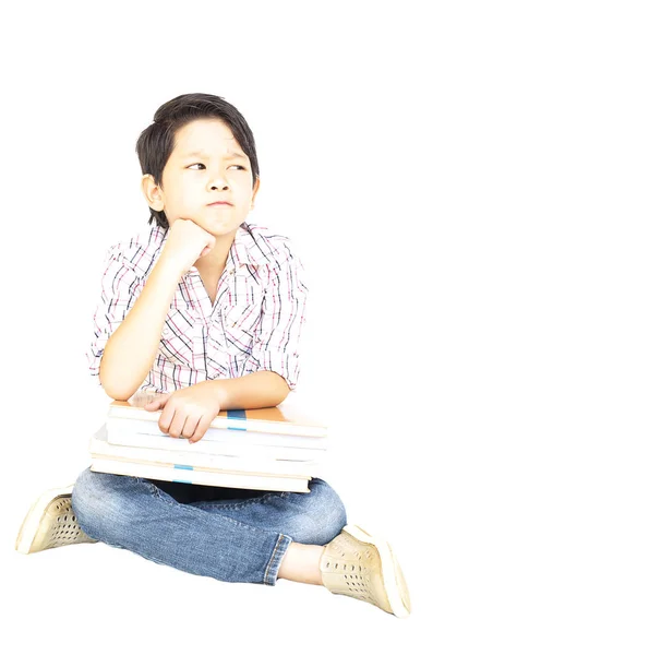 七岁亚洲男孩读书查出在白色 — 图库照片