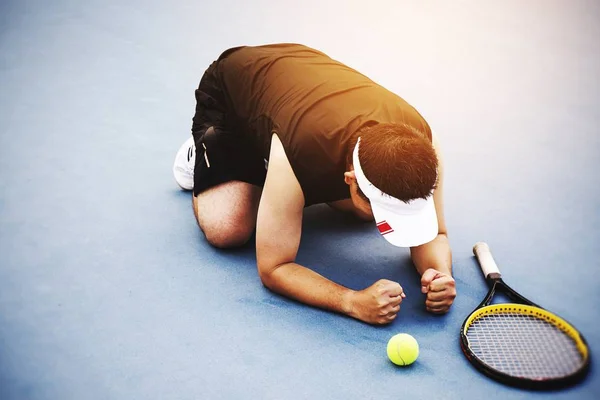 Грустный Теннисист Сидящий Корте После Проигрыша — стоковое фото