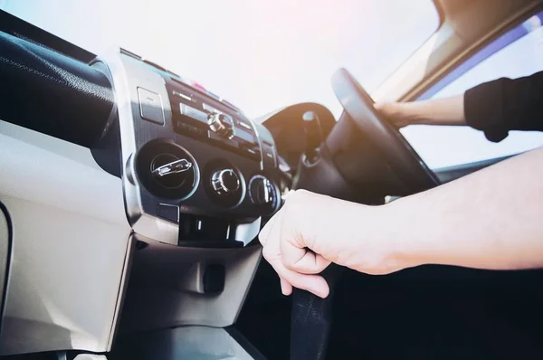 Man Driving Car Holding Automatic Gear Shift Transmission Control Concepto — Foto de Stock