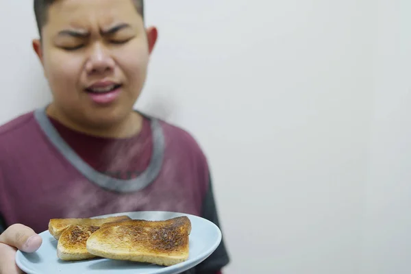 Asiatische Junge Show Über Gebranntes Gegrilltes Brot Gericht Mit Schlechter — Stockfoto