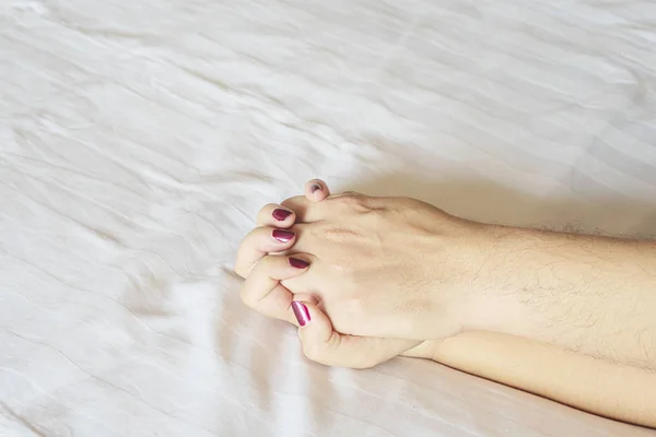 Homem Segurando Mão Mulher Cama Branca Conceito Sexual Casal — Fotografia de Stock