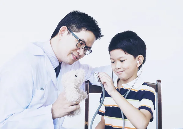 Asiático Niño Médico Durante Examen Usando Estetoscopio Sobre Fondo Blanco —  Fotos de Stock