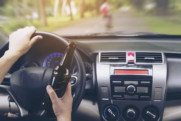 Mujer Bebiendo Cerveza Mientras Conduce Coche — Foto de Stock