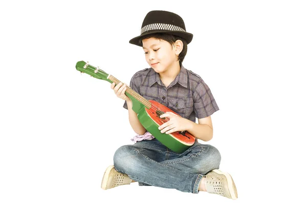 Años Asiático Niño Sentado Jugando Ukelele Aislado Sobre Blanco — Foto de Stock