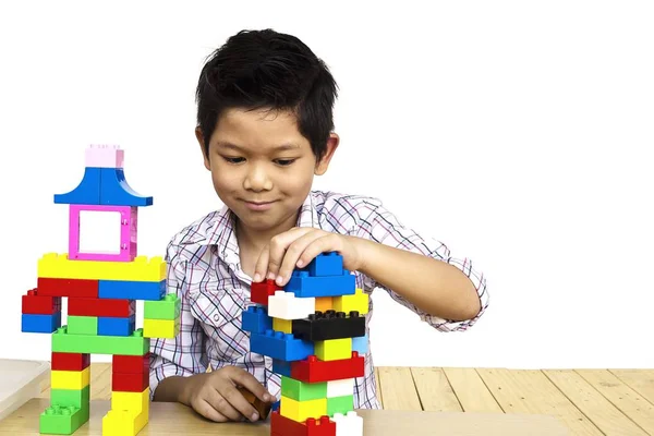 Ragazzo Che Gioca Pezzi Plastica Blocchi Costruzione Creativa — Foto Stock