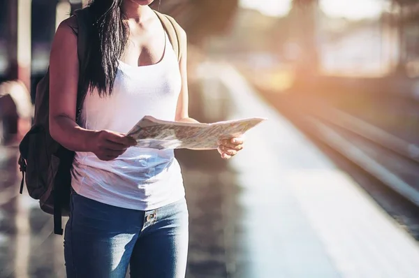 Turista Mujer Viaje Mirando Mapa Mientras Camina Estación Tren Concepto — Foto de Stock