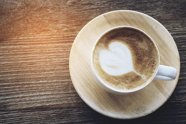 Kubek Gorącej Kawy Ładne Latte Art Dekoracje Stary Stół Tekstura — Zdjęcie stockowe