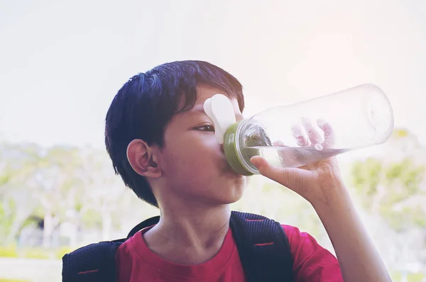 Αγόρι Πόσιμο Νερό Από Μπουκάλι — Φωτογραφία Αρχείου