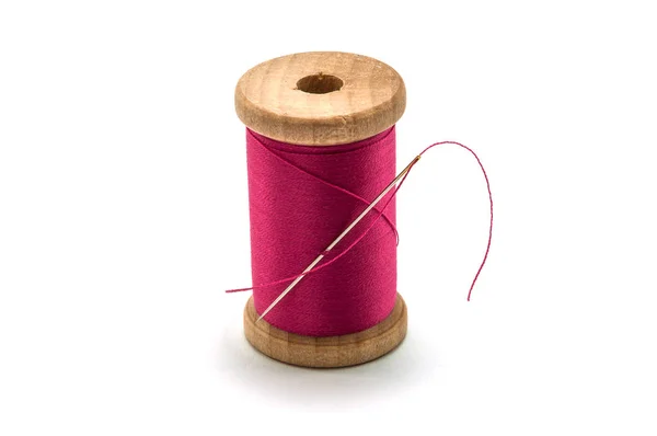 Carretel Madeira Isolado Fio Rosa Com Uma Agulha — Fotografia de Stock
