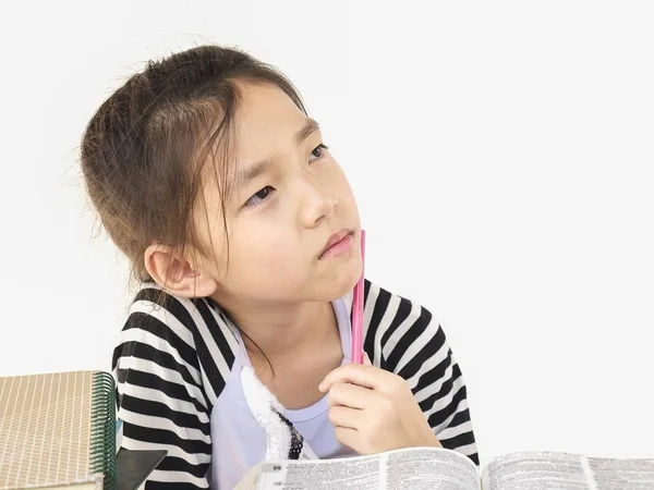 Asyalı Çocuk Kitap Okurken Düşünmek — Stok fotoğraf
