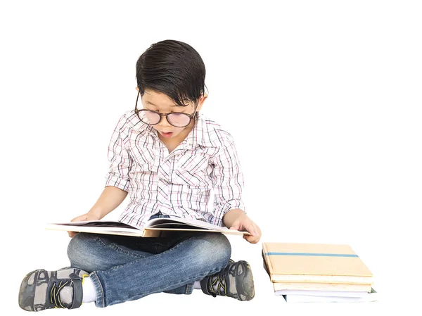 Семилетний Азиатский Мальчик Читает Книгу Взволнованно Изолированную Белого — стоковое фото
