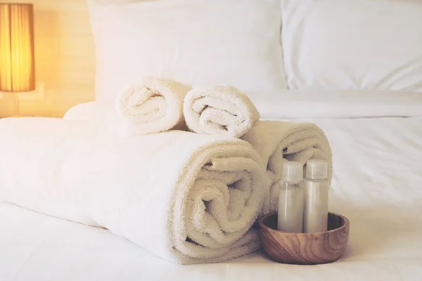 Toalha Hotel Com Shampoo Sabão Conjunto Cama Branca — Fotografia de Stock