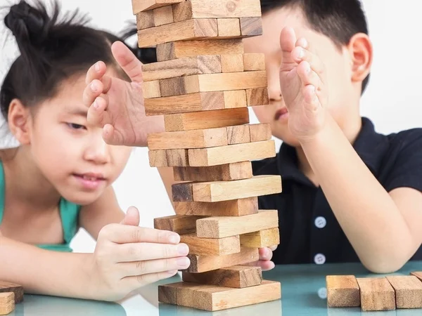 Niños Jugando Jenga Bloques Madera Juego Torre Para Practicar Habilidades — Foto de Stock