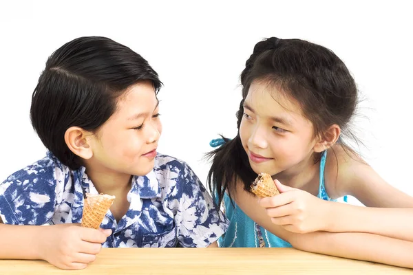 Asiáticos Niños Están Comiendo Helado — Foto de Stock