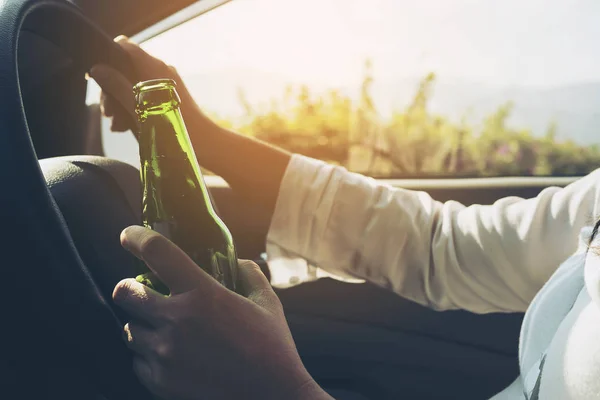 Kobieta Trzyma Butelkę Piwa Podczas Jazdy Samochodem — Zdjęcie stockowe