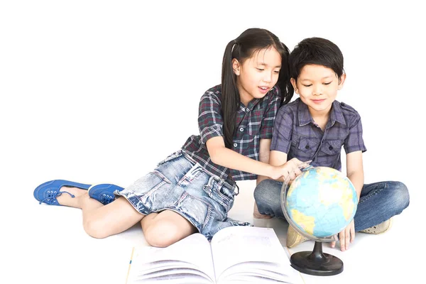 Asiático Años Niño Niña Están Estudiando Mapa Del Mundo Aislado — Foto de Stock