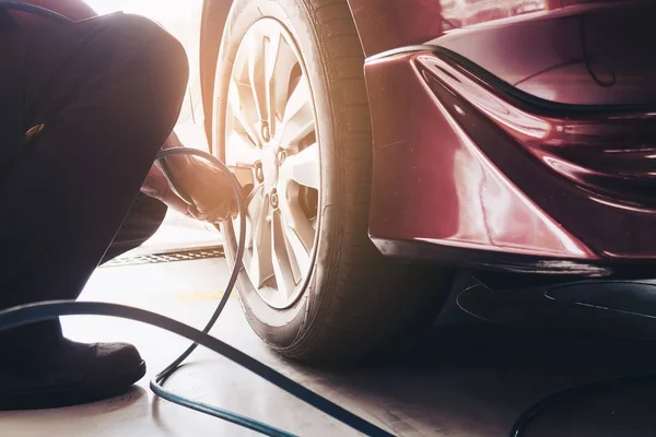 Técnico Inflar Neumático Del Coche Servicio Mantenimiento Del Coche Concepto — Foto de Stock