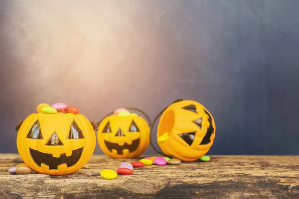 Baldes Rosto Abóbora Halloween Com Doces Coloridos Dentro Textura Madeira — Fotografia de Stock