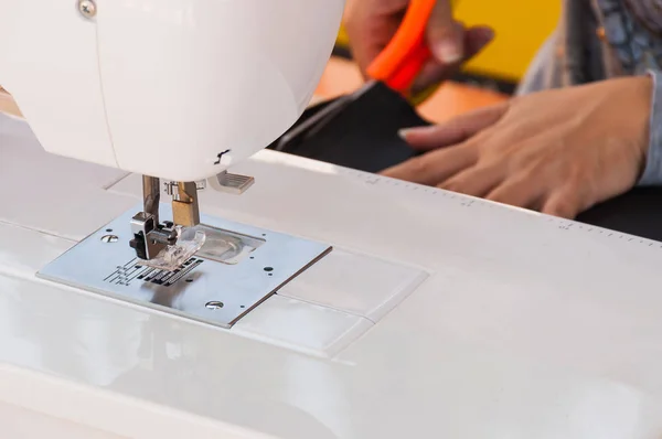 Sewing Machine Focusing Presser Foot Blurred Female Hands Cutting Cloth — Stock Photo, Image