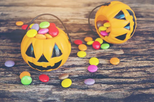 Baldes Rosto Abóbora Halloween Com Doces Coloridos Dentro Textura Madeira — Fotografia de Stock