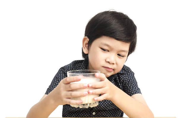 Asiático Menino Beber Copo Leite Isolado Sobre Fundo Branco — Fotografia de Stock
