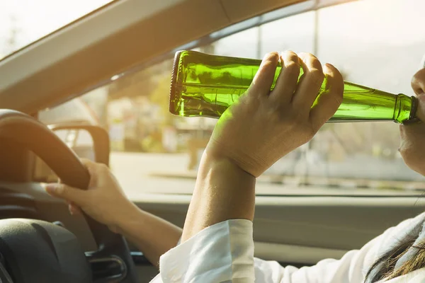 Femme Buvant Bière Conduisant Une Voiture — Photo