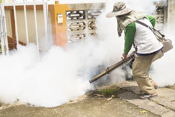 Man Het Gebruik Van Thermische Mist Machine Ter Bescherming Van — Stockfoto