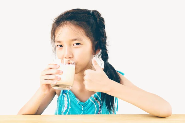 アジアの女の子のビンテージ スタイル写真は白い背景上ミルクのガラスを飲んでください — ストック写真