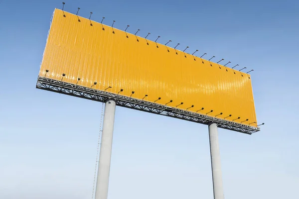 Empty Cartellone Stradale Giallo Sfondo Cielo Blu Testo Qui — Foto Stock