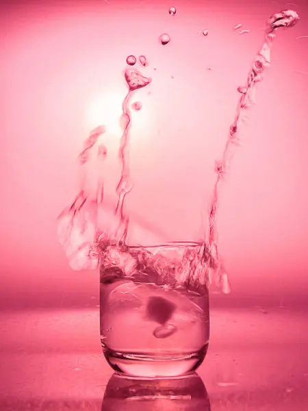 Soft Focus Red Tone Splash Water Glass — Stock Photo, Image