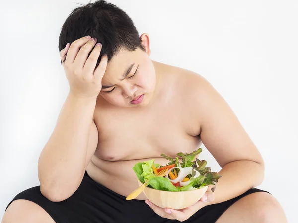 Dicker Junge Hasst Gemüsesalat — Stockfoto