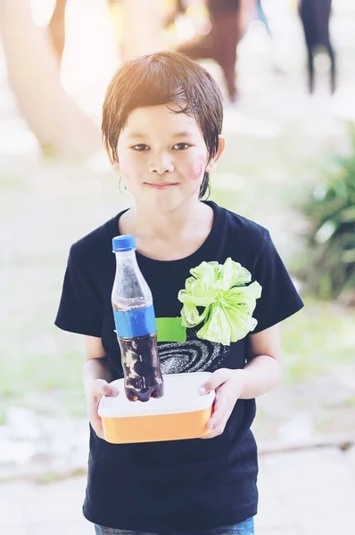 Милый Азиатский Мальчик Показывает Свой Набор Ланча Школе — стоковое фото