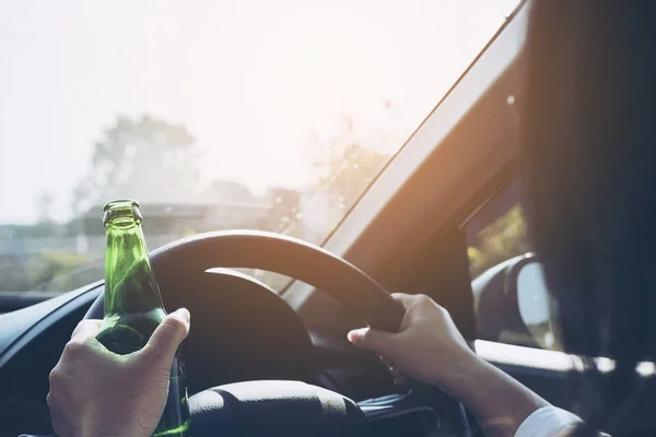 Kobieta Trzyma Butelkę Piwa Podczas Jazdy Samochodem — Zdjęcie stockowe