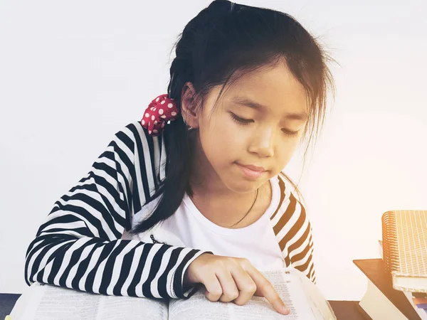 Азиатский Ребенок Читает Книгу — стоковое фото