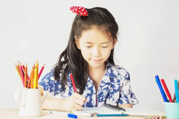 Милый Азиатский Ребенок Читает Книгу — стоковое фото